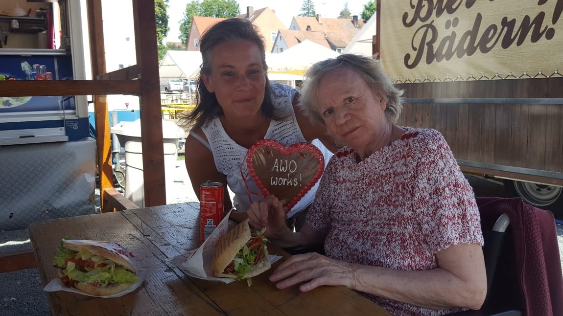 Marion und Frau S. beim Doener essen