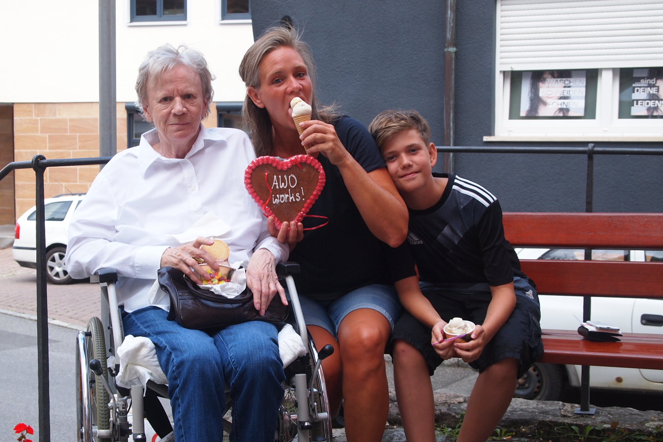 Marion, Lukas und Frau S. beim Eisessen